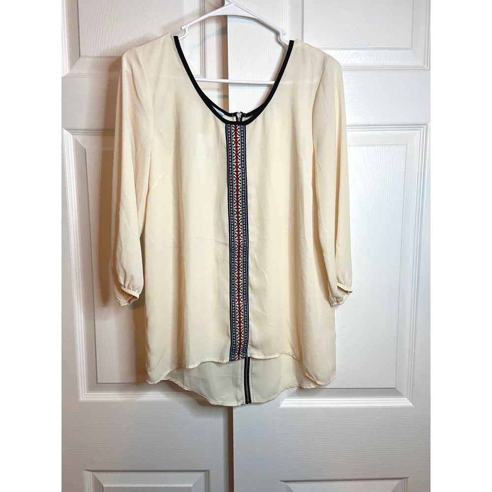 Maurices Cream Embroidered Front 3/4 Sleeve Blouse Exposed Back Zip Small NWT